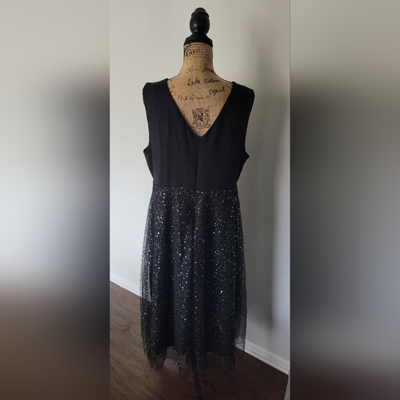 Sleeveless Cocktail Dress - Picture 3 of 3